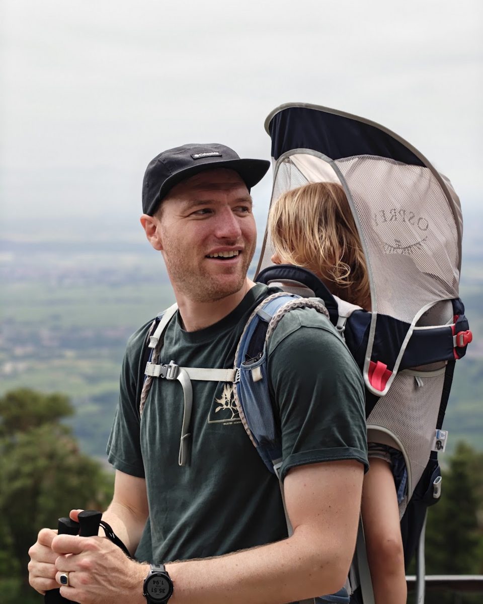 Maurits aan het wandelen met zijn dochter in de draagzak