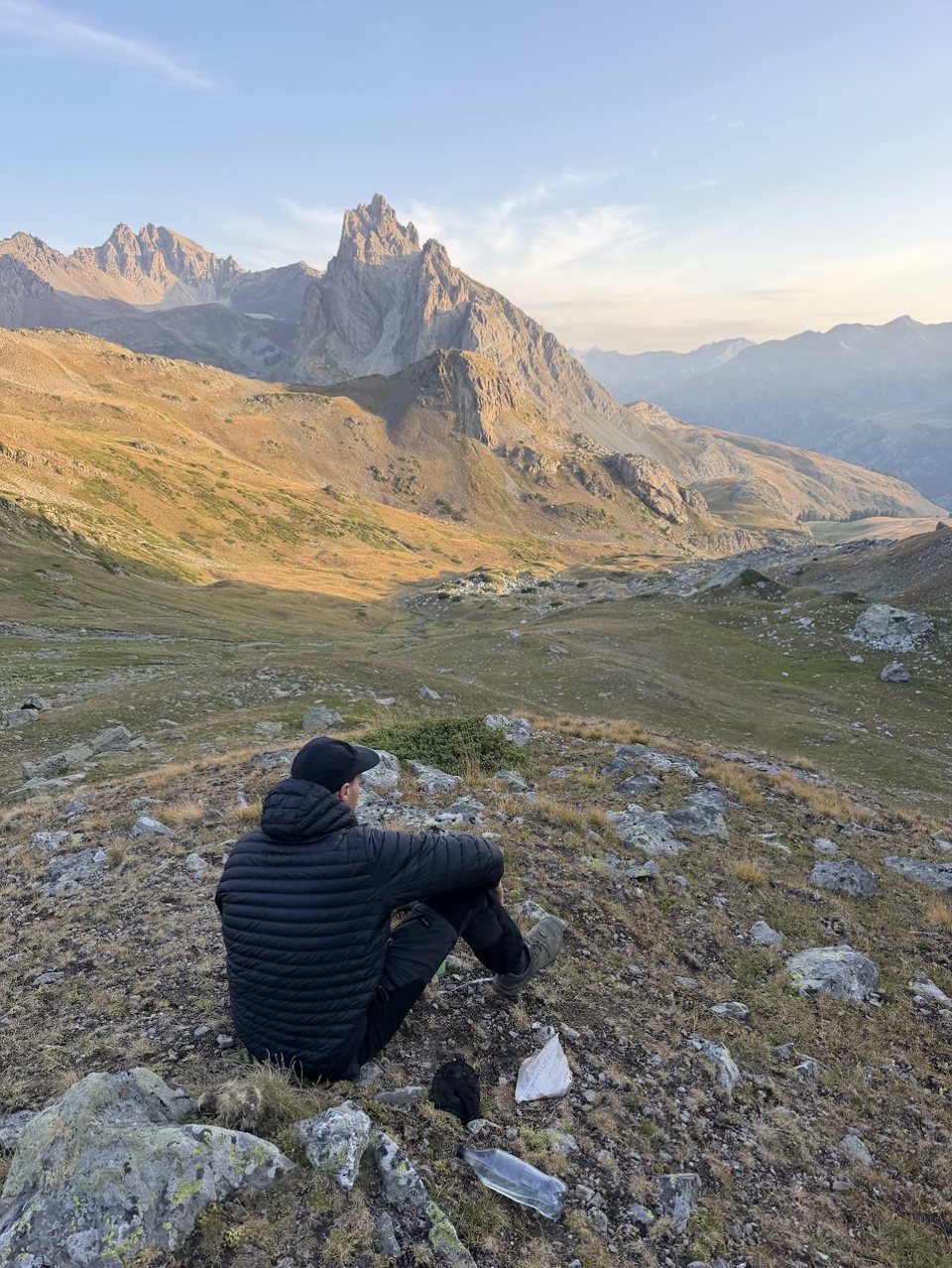 Maurits bij zonsondergang op een bivakplek in de Franse Alpen
